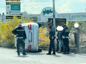 Viterbo - Mercedes cappotta all’uscita di Viterbo Nord