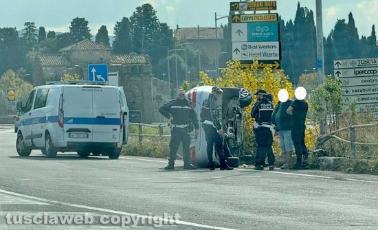 Viterbo - Mercedes cappotta all’uscita di Viterbo Nord