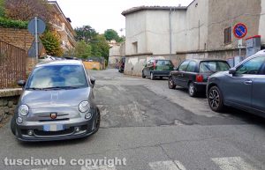 Le macchine parcheggiate a San Martino al Cimino