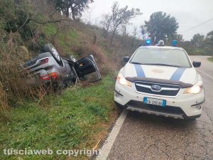 Viterbo - Auto cappotta sulla Tuscanese - Polizia locale sul posto