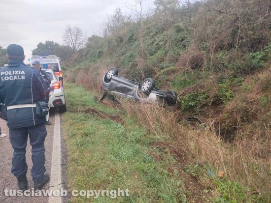 Viterbo - Auto cappotta sulla Tuscanese - Polizia locale e ambulanza sul posto