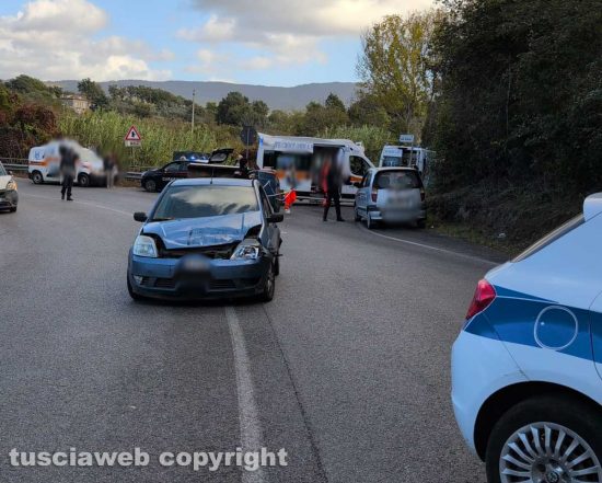 Vetralla - Scontro Apetto - auto sulla Cassia