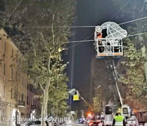 Civitavecchia - luminarie in installazione