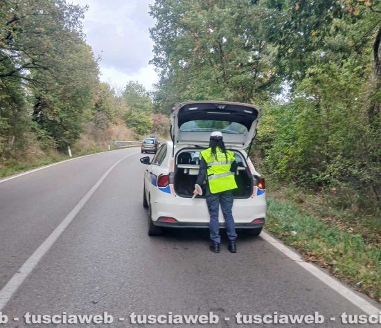 Viterbo - Auto finisce fuori strada sulla Cimina 
