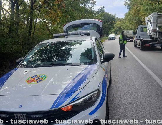 Viterbo - Auto finisce fuori strada sulla Cimina Viterbo - Auto finisce fuori strada sulla Cimina 
