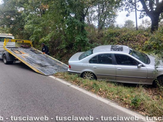 Viterbo - Auto finisce fuori strada sulla Cimina 