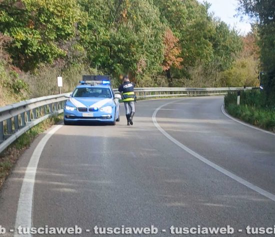 Viterbo - Auto finisce fuori strada sulla Cimina 