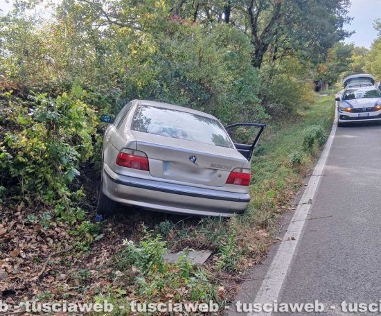 Viterbo - Auto finisce fuori strada sulla Cimina 