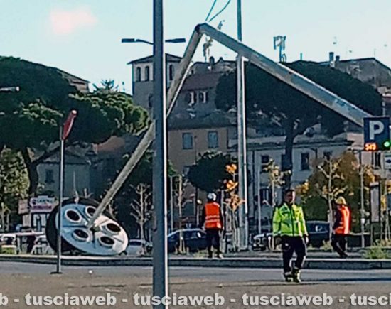 Viterbo - Crolla piegandosi una delle torri faro del Sacrario durante la demolizione