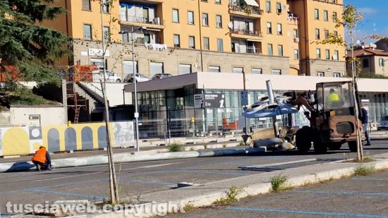 Viterbo - Crolla piegandosi una delle torri faro del Sacrario durante la demolizione