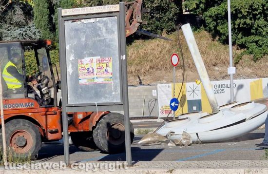 Viterbo - Crolla piegandosi una delle torri faro del Sacrario durante la demolizione