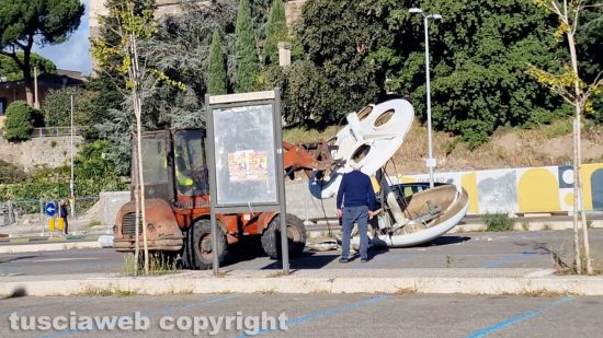 Viterbo - Crolla piegandosi una delle torri faro del Sacrario durante la demolizione