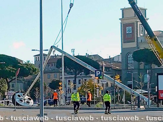 Viterbo - Crolla piegandosi una delle torri faro del Sacrario durante la demolizione