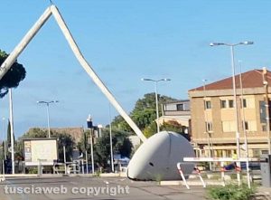 Viterbo - Crolla piegandosi una delle torri faro del Sacrario durante la demolizione