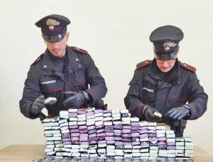 Roma - Oltre 27 kg di droga sequestrati