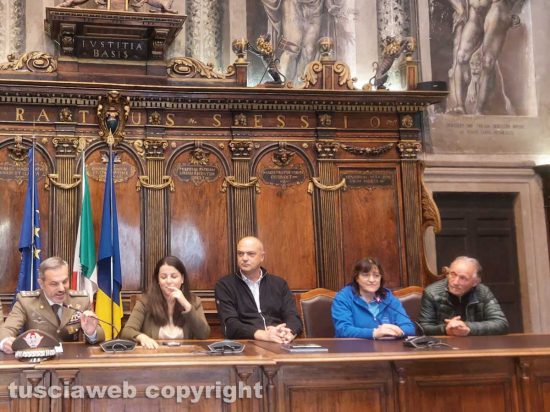 Viterbo - La cerimonia di consegna dei fondi raccolti alla Straviterbo