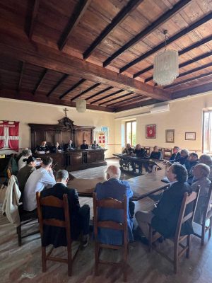 Tuscania - L'incontro su ordine pubblico e sicurezza nella sala consiliare 