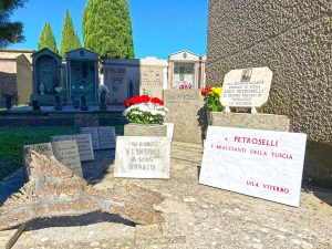 La targa commemorativa per Luigi Petroselli realizzata dai braccianti della Tuscia