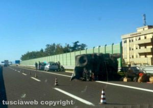 Tarquinia - Camionetta dell'esercito si ribalta sull'Aurelia