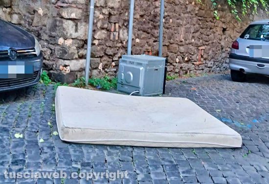 Viterbo - Materassi abbandonati nel centro storico