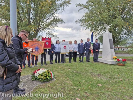 Montefiascone - La commemorazione del maggiore navigatore Piero Giraldo - La deposizione di un omaggio floreale al monumento all'aviatore