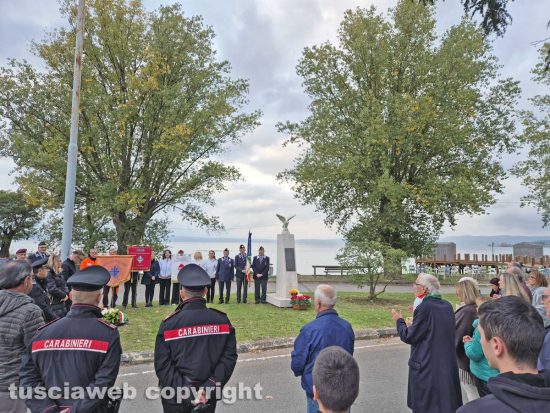 Montefiascone - La commemorazione del maggiore navigatore Piero Giraldo - La deposizione di un omaggio floreale al monumento all'aviatore