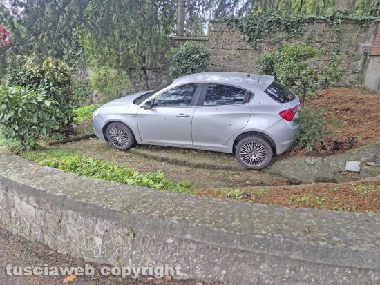 Montefiascone - Auto sbanda, finisce in un'aiuola e centra la statua di Padre Pio