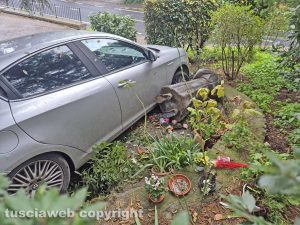 Montefiascone - Auto sbanda, finisce in un'aiuola e centra la statua di Padre Pio