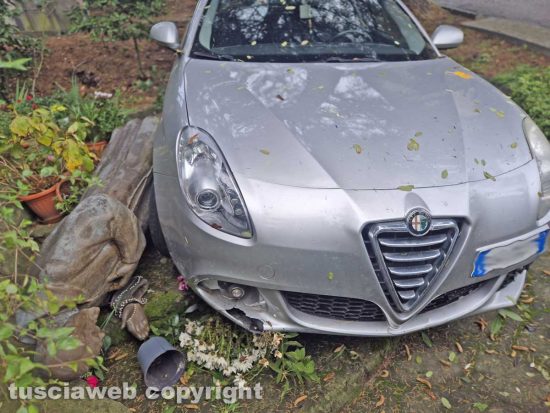 Montefiascone - Auto sbanda, finisce in un'aiuola e centra la statua di Padre Pio
