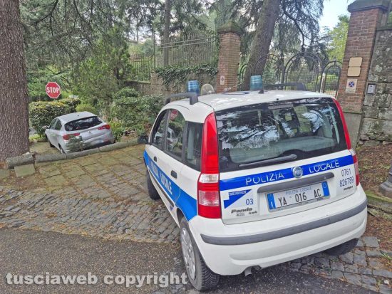 Montefiascone - Auto sbanda, finisce in un'aiuola e centra la statua di Padre Pio - L'intervento della polizia locale
