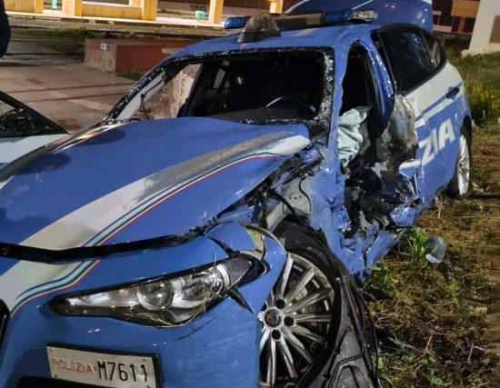 Torre del Greco - Auto contro una volante della polizia, muore agente