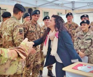 Chiara Frontini con militari dell'esercito