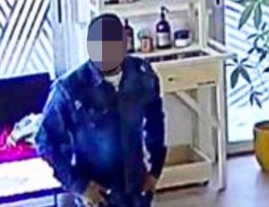 Tarquinia - Le immagini di uno dei presunti responsabili di un furto all'interno di un negozio