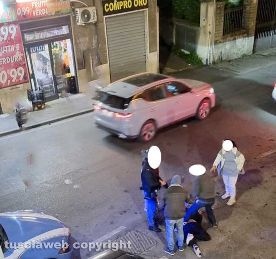 Viterbo - Lite finisce a botte in via Garbini, uomo a terra e intervento della polizia