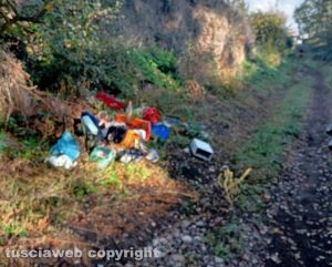Viterbo - Discarica abusiva nel tratto Risiere della Francigena