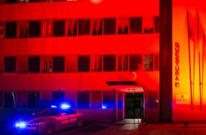 Viterbo - Gionata contro la violenza sulle donne - La questura si illumina di rosso