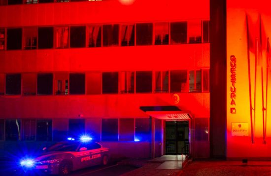 Viterbo - Gionata contro la violenza sulle donne - La questura si illumina di rosso