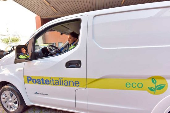 Un mezzo di Poste italiane per la colletta alimentare