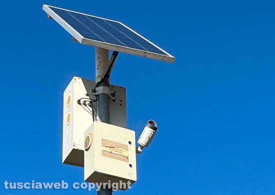Viterbo - La telecamera di videosorveglianza rivolta verso l'alto