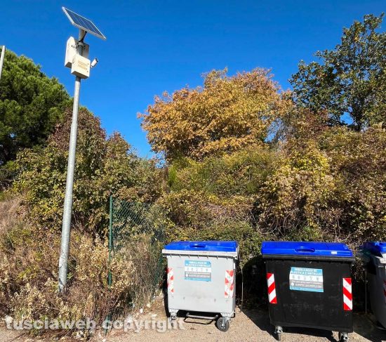 Viterbo - La telecamera di videosorveglianza rivolta verso l'alto