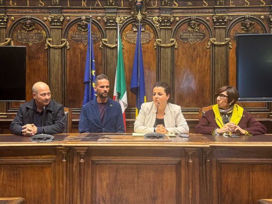 Viterbo - La sindaca Chiara Frontini conferisce attestato di merito al mastro birraio Andrea Lecchini