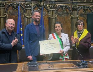 Viterbo - La sindaca Chiara Frontini conferisce attestato di merito al mastro birraio Andrea Lecchini