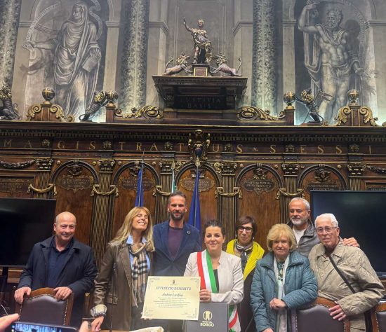Viterbo - La sindaca Chiara Frontini conferisce attestato di merito al mastro birraio Andrea Lecchini
