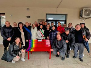 Viterbo - La panchina rossa davanti alla Uil di Viterbo