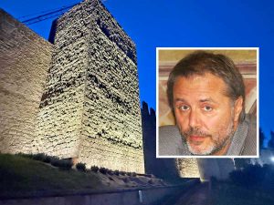 Viterbo - Le torri delle mura castellane illuminate - Nel riquadro l'assessore Emanuele Aronne