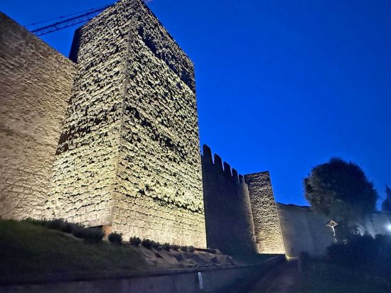 Viterbo - Le torri delle mura castellane illuminate