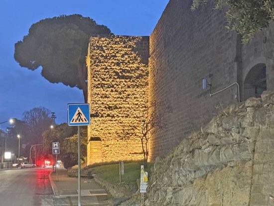 Viterbo - Le torri delle mura castellane illuminate