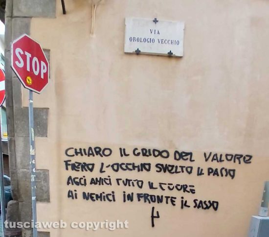 Viterbo - Scritta fascista in via Orologio Vecchio