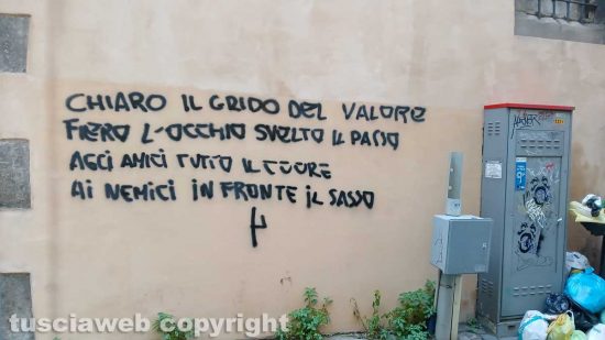 Viterbo - Scritta fascista in via Orologio Vecchio