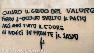 Viterbo - Scritta fascista in via Orologio Vecchio